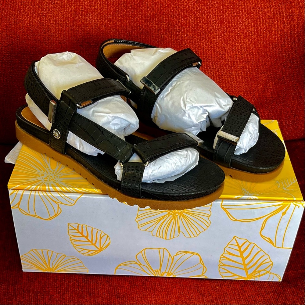 Yellow box flip flops Weston color black medium width New FIRM PRICE no bargain